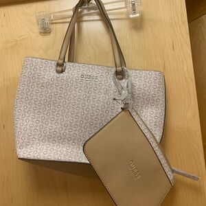 GUESS TOTE BAG W LARGE WRISTLET